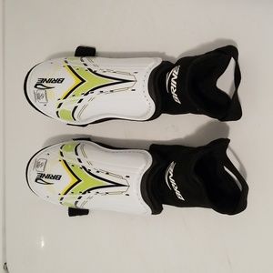 BRINE Soccer Shin Guards size small, like new!